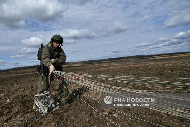 Военнослужащие Белоруссии и России во время высадки десанта во время активной фазы российско-белорусских учений тактических групп ВДВ. Место: Белоруссия, Витебск. Автор: Максим Блинов/РИА Новости. Международные тактические учения ВДВ в Витебске