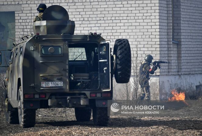 Военнослужащие Белоруссии и России проводят спецоперацию во время активной фазы российско-белорусских учений тактических групп ВДВ. Место: Белоруссия, Витебск. Автор: Максим Блинов/РИА Новости. Международные тактические учения ВДВ в Витебске