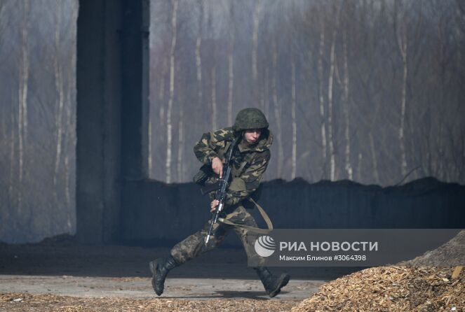 Военнослужащий МО России проводит спецоперацию во время активной фазы российско-белорусских учений тактических групп ВДВ. Место: Белоруссия, Витебск. Автор: Максим Блинов/РИА Новости. Международные тактические учения ВДВ в Витебске