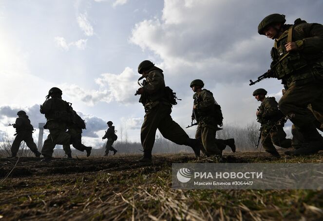 Военнослужащие МО России проводят спецоперацию во время активной фазы российско-белорусских учений тактических групп ВДВ. Место: Белоруссия, Витебск. Автор: Максим Блинов/РИА Новости. Международные тактические учения ВДВ в Витебске