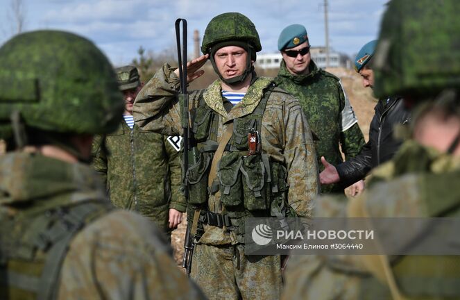 Военнослужащие Белоруссии и России после окончания спецоперации во время активной фазы российско-белорусских учений тактических групп ВДВ. Место: Белоруссия, Витебск. Автор: Максим Блинов/РИА Новости. Международные тактические учения ВДВ в Витебске