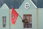 Участник во время военно-исторической реконструкции "Штурм Берлина", посвященной 72-й годовщине Победы в Великой Отечественной войне, в военно-патриотическом парке культуры и отдыха вооруженных сил РФ "Патриот" в Московской области. Место: Россия, Московская область. Автор: Илья Питалев/РИА Новости. Военно-историческая реконструкция "Штурм Берлина"