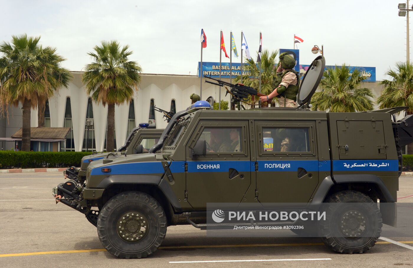 Бронеавтомобиль "Тигр" на репетиции парада Победы на авиабазе Хмеймим в Сирии. Место: Сирия. Автор: Дмитрий Виноградов/РИА Новости. Репетиция парада Победы на авиабазе Хмеймим в Сирии