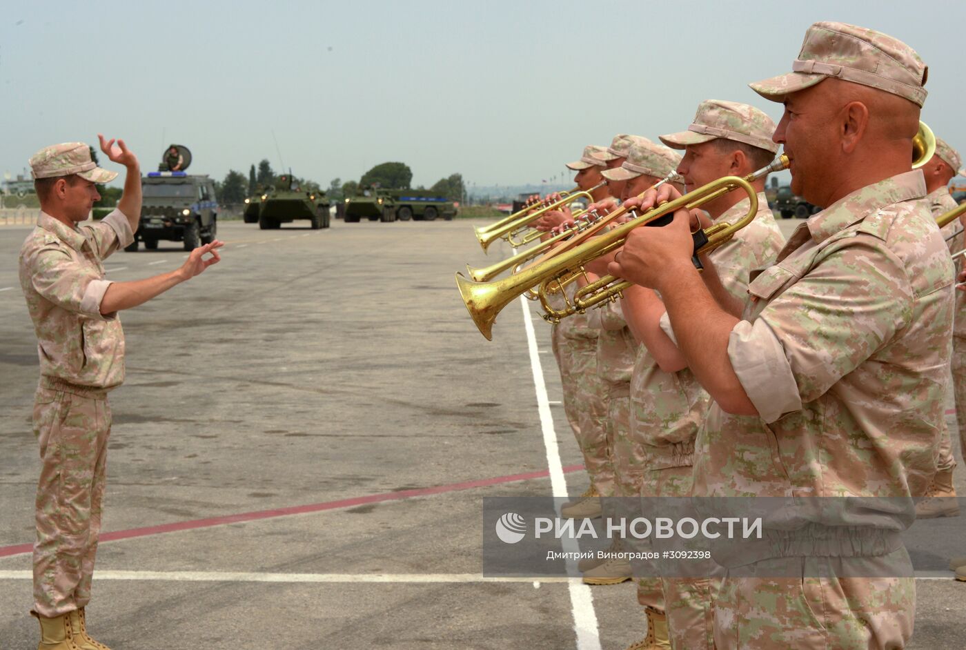 Военный оркестр на репетиции парада Победы на авиабазе Хмеймим в Сирии. Место: Сирия. Автор: Дмитрий Виноградов/РИА Новости. Репетиция парада Победы на авиабазе Хмеймим в Сирии
