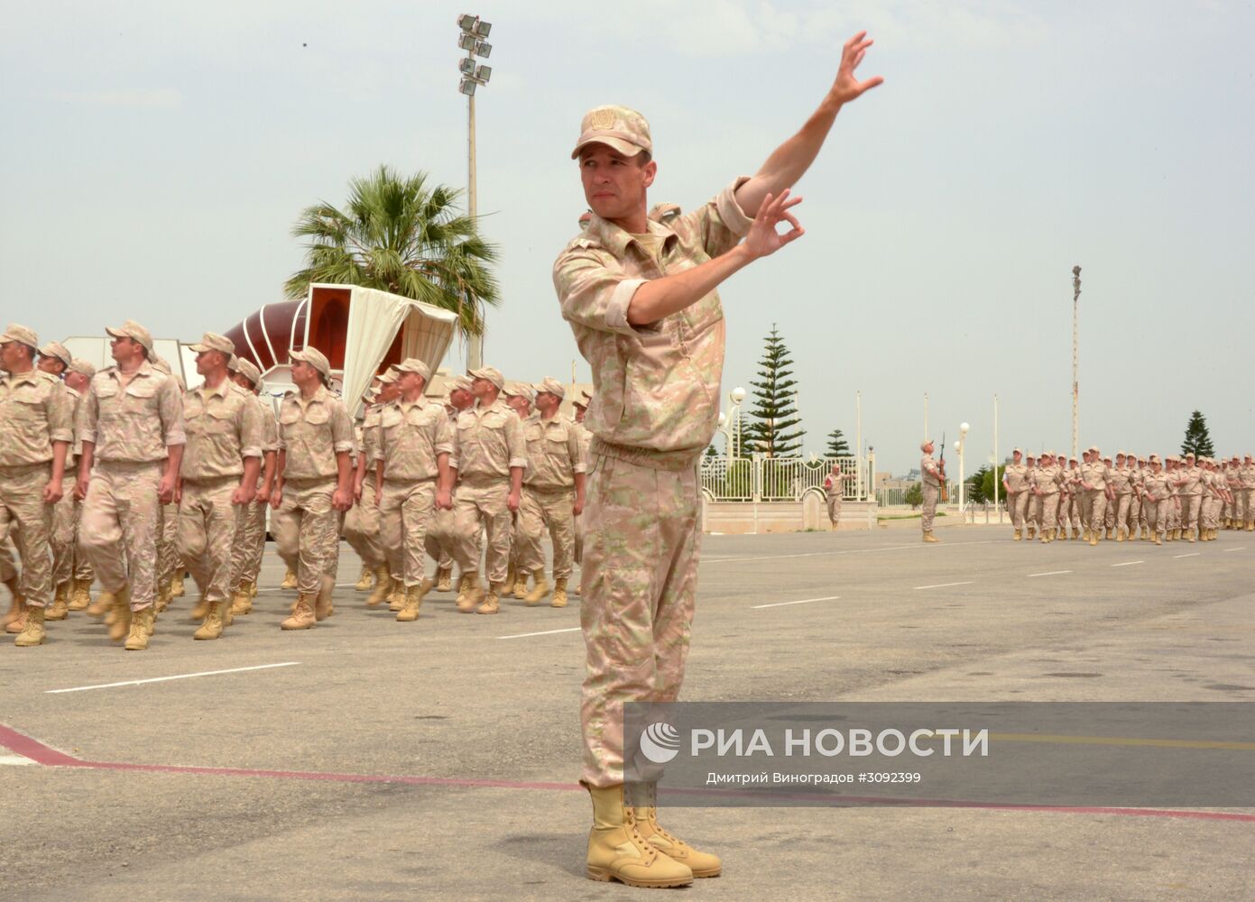 Военный дирижер на репетиции парада Победы на авиабазе Хмеймим в Сирии. Место: Сирия. Автор: Дмитрий Виноградов/РИА Новости. Репетиция парада Победы на авиабазе Хмеймим в Сирии