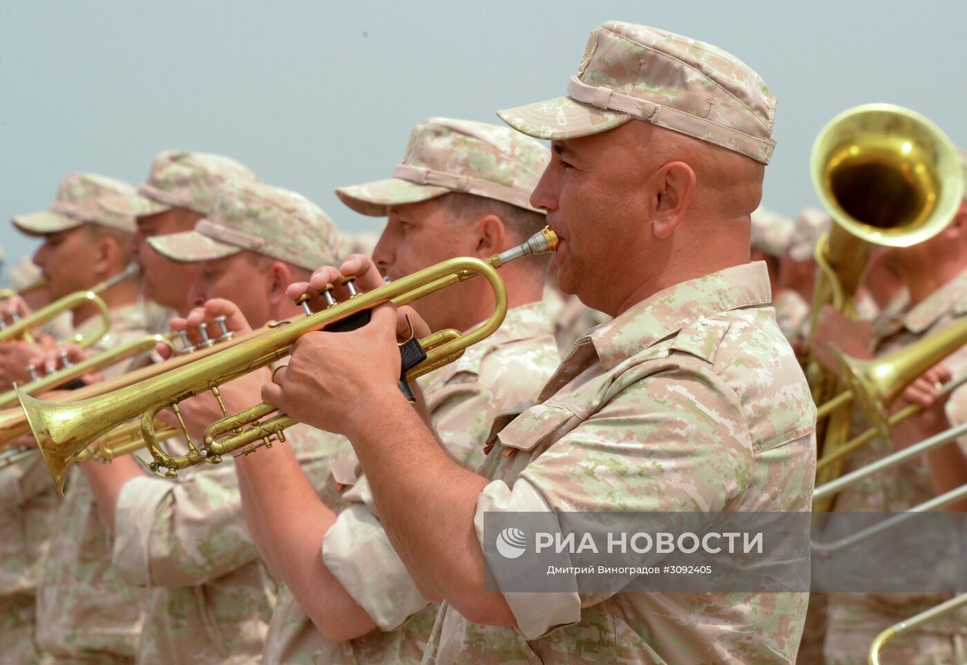 Военный оркестр на репетиции парада Победы на авиабазе Хмеймим в Сирии. Место: Сирия. Автор: Дмитрий Виноградов/РИА Новости. Репетиция парада Победы на авиабазе Хмеймим в Сирии