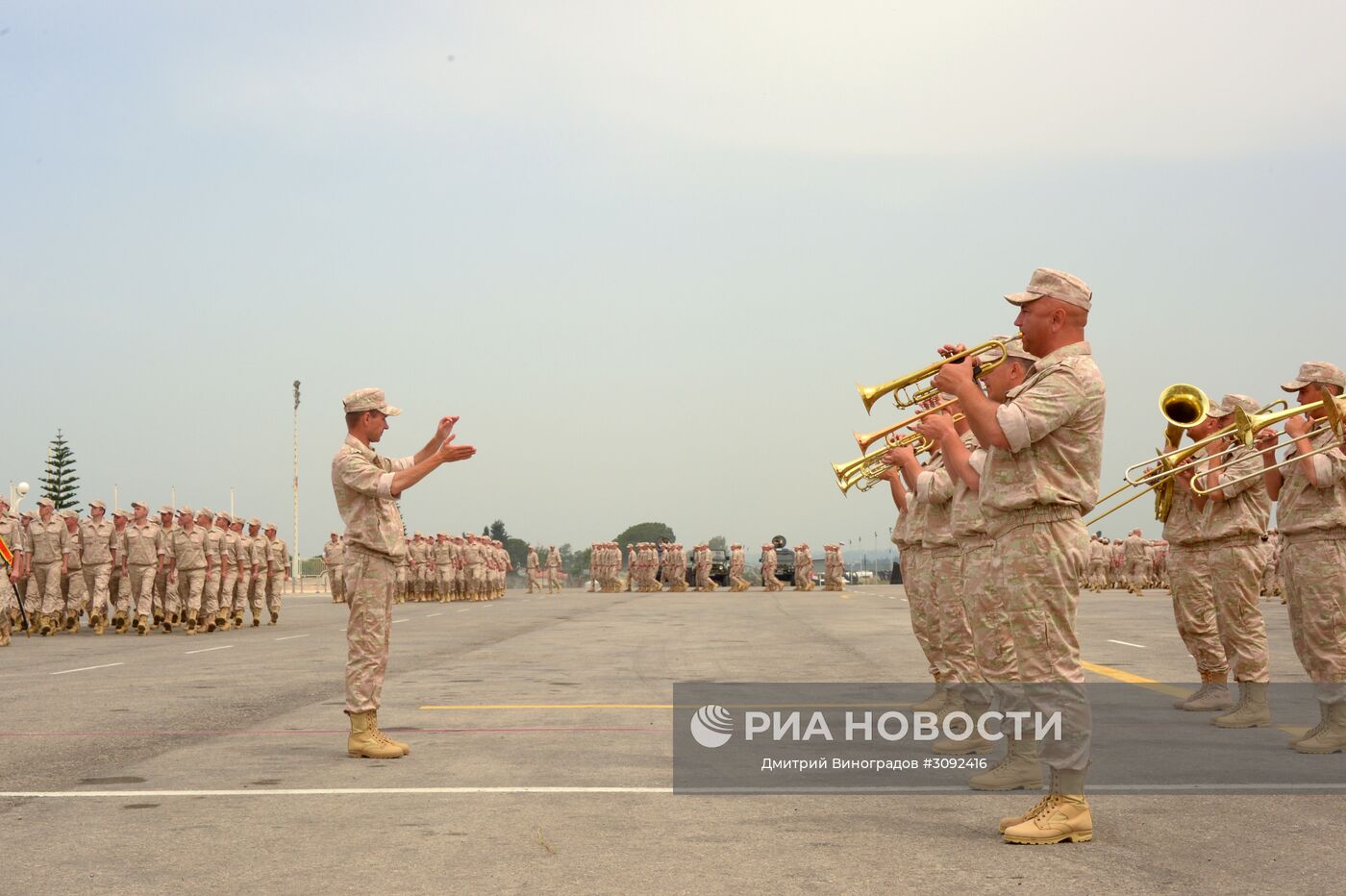 Военный оркестр на репетиции парада Победы на авиабазе Хмеймим в Сирии. Место: Сирия. Автор: Дмитрий Виноградов/РИА Новости. Репетиция парада Победы на авиабазе Хмеймим в Сирии
