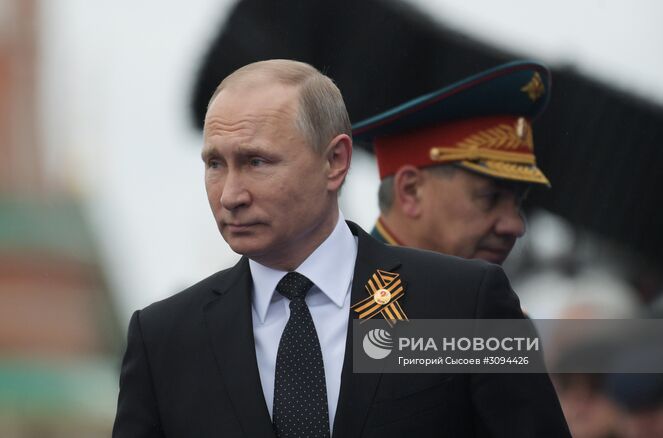 9 мая 2017. Президент России - Верховный Главнокомандующий Вооружёнными Силами РФ Владимир Путин и министр обороны РФ Сергей Шойгу (на втором плане) во время военного парада в ознаменование 72-й годовщины Победы в Великой Отечественной войне 1941–1945 годов на Красной площади в Москве. Место: Россия, Москва. Автор: Григорий Сысоев/РИА Новости. Президент РФ В.Путин и премьер-министр РФ Д.Медведев на военном параде в честь 72-й годовщины Победы в ВОВ