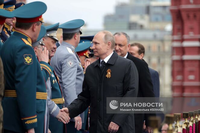 9 мая 2017. Президент РФ - Верховный главнокомандующий вооружёнными силами РФ Владимир Путин перед началом военного парада в ознаменование 72-й годовщины Победы в Великой Отечественной войне 1941–1945 годов на Красной площади в Москве. Место: Россия, Москва. Автор: Михаил Климентьев/РИА Новости. Президент РФ В.Путин и премьер-министр РФ Д.Медведев на военном параде в честь 72-й годовщины Победы в ВОВ