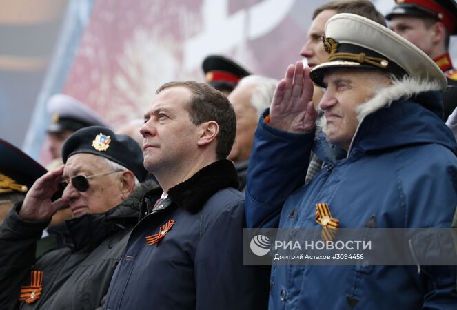 9 мая 2017. Президент РФ Владимир Путин и председатель правительства РФ Дмитрий Медведев во время военного парада в ознаменование 72-й годовщины Победы в Великой Отечественной войне 1941–1945 годов на Красной площади в Москве. Место: Россия, Москва. Автор: Дмитрий Астахов/РИА Новости. Президент РФ В.Путин и премьер-министр РФ Д.Медведев на военном параде в честь 72-й годовщины Победы в ВОВ