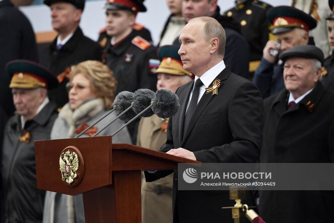 9 мая 2017. Президент РФ - Верховный главнокомандующий вооружёнными силами РФ Владимир Путин выступает перед началом военного парада в ознаменование 72-й годовщины Победы в Великой Отечественной войне 1941–1945 годов на Красной площади в Москве. Место: Россия, Москва. Автор: Алексей Никольский/РИА Новости. Президент РФ В.Путин и премьер-министр РФ Д.Медведев на военном параде в честь 72-й годовщины Победы в ВОВ