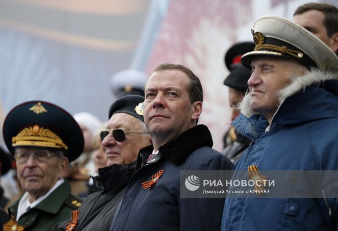 9 мая 2017. Председатель правительства РФ Дмитрий Медведев во время военного парада в ознаменование 72-й годовщины Победы в Великой Отечественной войне 1941–1945 годов на Красной площади в Москве. Место: Россия, Москва. Автор: Дмитрий Астахов/РИА Новости. Президент РФ В.Путин и премьер-министр РФ Д.Медведев на военном параде в честь 72-й годовщины Победы в ВОВ
