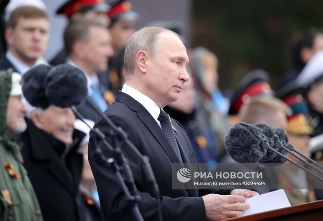 9 мая 2017. Президент РФ - Верховный главнокомандующий вооружёнными силами РФ Владимир Путин выступает перед началом военного парада в ознаменование 72-й годовщины Победы в Великой Отечественной войне 1941–1945 годов на Красной площади в Москве. Место: Россия, Москва. Автор: Михаил Климентьев/РИА Новости. Президент РФ В.Путин и премьер-министр РФ Д.Медведев на военном параде в честь 72-й годовщины Победы в ВОВ