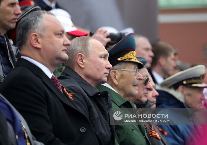 Президент РФ В.Путин и премьер-министр РФ Д.Медведев на военном параде в честь 72-й годовщины Победы в ВОВ