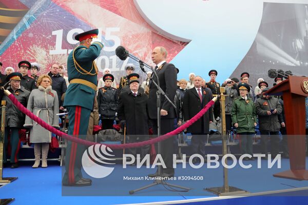 Президент РФ В.Путин и премьер-министр РФ Д.Медведев на военном параде в честь 72-й годовщины Победы в ВОВ