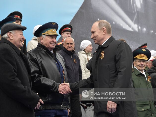 9 мая 2017. Президент РФ - Верховный главнокомандующий вооружёнными силами РФ Владимир Путин перед началом военного парада в ознаменование 72-й годовщины Победы в Великой Отечественной войне 1941–1945 годов на Красной площади в Москве. Место: Россия, Москва. Автор: Алексей Никольский/РИА Новости. Президент РФ В.Путин и премьер-министр РФ Д.Медведев на военном параде в честь 72-й годовщины Победы в ВОВ