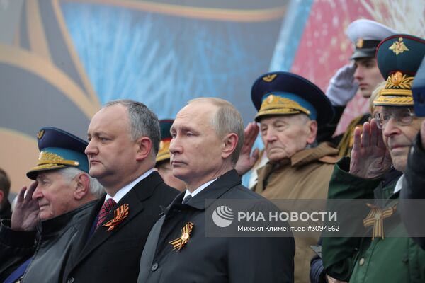 Президент РФ В.Путин и премьер-министр РФ Д.Медведев на военном параде в честь 72-й годовщины Победы в ВОВ