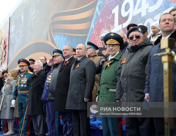 9 мая 2017. Президент РФ - Верховный главнокомандующий вооружёнными силами РФ Владимир Путин и президент Молдавия Игорь Додон (в центре слева) и председатель правительства РФ Дмитрий Медведев на военном параде в ознаменование 72-й годовщины Победы в Великой Отечественной войне 1941–1945 годов на Красной площади в Москве. Место: Россия, Москва. Автор: Михаил Климентьев/РИА Новости. Президент РФ В.Путин и премьер-министр РФ Д.Медведев на военном параде в честь 72-й годовщины Победы в ВОВ