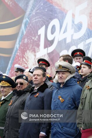 9 мая 2017. Председатель правительства РФ Дмитрий Медведев во время военного парада в ознаменование 72-й годовщины Победы в Великой Отечественной войне 1941–1945 годов на Красной площади в Москве. Место: Россия, Москва. Автор: Дмитрий Астахов/РИА Новости. Президент РФ В.Путин и премьер-министр РФ Д.Медведев на военном параде в честь 72-й годовщины Победы в ВОВ