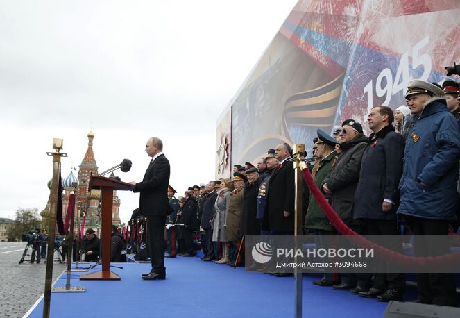 9 мая 2017. Президент РФ Владимир Путин и председатель правительства РФ Дмитрий Медведев во время военного парада в ознаменование 72-й годовщины Победы в Великой Отечественной войне 1941–1945 годов на Красной площади в Москве. Место: Россия, Москва. Автор: Дмитрий Астахов/РИА Новости. Президент РФ В.Путин и премьер-министр РФ Д.Медведев на военном параде в честь 72-й годовщины Победы в ВОВ