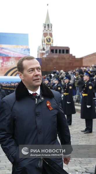 Президент РФ В.Путин и премьер-министр РФ Д.Медведев на военном параде в честь 72-й годовщины Победы в ВОВ