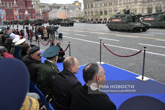 9 мая 2017. Президент РФ - Верховный главнокомандующий вооружёнными силами РФ Владимир Путин и президент Молдавия Игорь Додон (справа) на военном параде в ознаменование 72-й годовщины Победы в Великой Отечественной войне 1941–1945 годов на Красной площади в Москве. Место: Россия, Москва. Автор: Алексей Никольский/РИА Новости. Президент РФ В.Путин и премьер-министр РФ Д.Медведев на военном параде в честь 72-й годовщины Победы в ВОВ