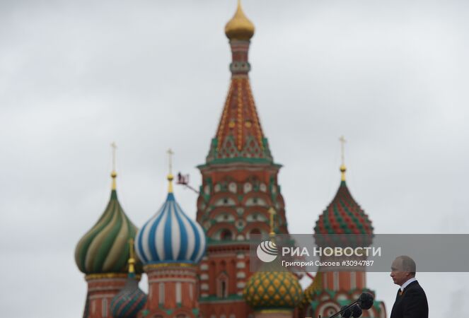 9 мая 2017. Президент РФ Владимир Путин во время военного парада в ознаменование 72-й годовщины Победы в Великой Отечественной войне 1941–1945 годов на Красной площади в Москве. Место: Россия, Москва. Автор: Григорий Сысоев/РИА Новости. Президент РФ В.Путин и премьер-министр РФ Д.Медведев на военном параде в честь 72-й годовщины Победы в ВОВ