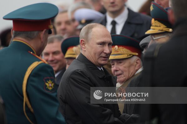 Президент РФ В.Путин и премьер-министр РФ Д.Медведев на военном параде в честь 72-й годовщины Победы в ВОВ
