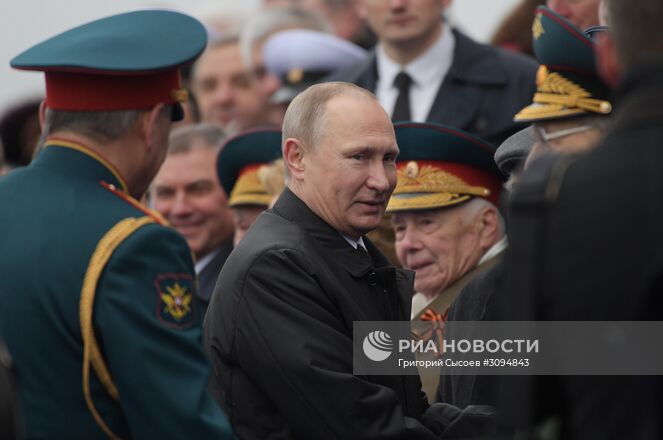 9 мая 2017. Президент РФ Владимир Путин во время военного парада в ознаменование 72-й годовщины Победы в Великой Отечественной войне 1941–1945 годов на Красной площади в Москве. Место: Россия, Москва. Автор: Григорий Сысоев/РИА Новости. Президент РФ В.Путин и премьер-министр РФ Д.Медведев на военном параде в честь 72-й годовщины Победы в ВОВ