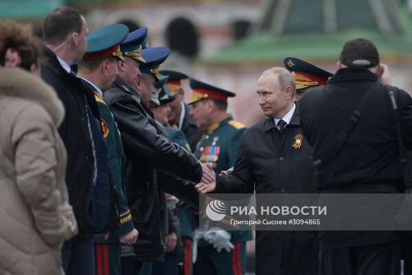 Президент РФ В.Путин и премьер-министр РФ Д.Медведев на военном параде в честь 72-й годовщины Победы в ВОВ