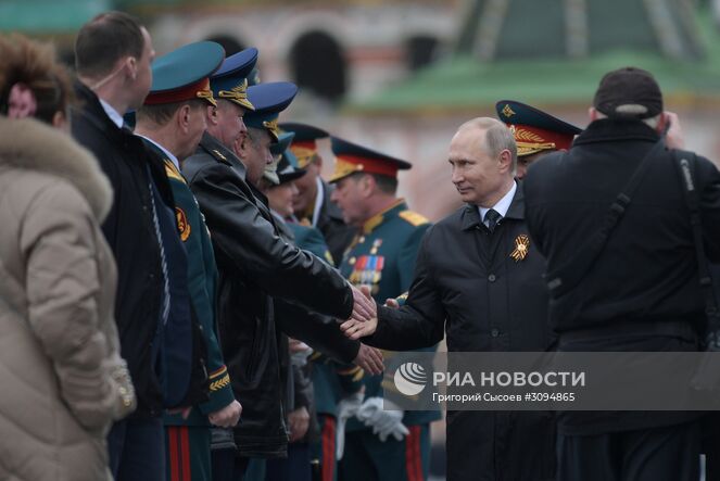9 мая 2017. Президент РФ Владимир Путин во время военного парада в ознаменование 72-й годовщины Победы в Великой Отечественной войне 1941–1945 годов на Красной площади в Москве. Место: Россия, Москва. Автор: Григорий Сысоев/РИА Новости. Президент РФ В.Путин и премьер-министр РФ Д.Медведев на военном параде в честь 72-й годовщины Победы в ВОВ