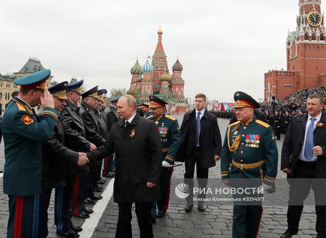 9 мая 2017. Президент РФ - Верховный главнокомандующий вооружёнными силами РФ Владимир Путин и министр оборны РФ Сергей Шойгу (в центре на втором плане) и командующий парадом, главнокомандующий сухопутными войсками РФ генерал-полковник Олег Салюков (второй справа) после окончания военного парада в ознаменование 72-й годовщины Победы в Великой Отечественной войне 1941–1945 годов на Красной площади в Москве. Место: Россия, Москва. Автор: Михаил Климентьев/РИА Новости. Президент РФ В.Путин и премьер-министр РФ Д.Медведев на военном параде в честь 72-й годовщины Победы в ВОВ