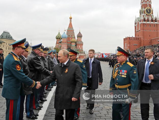 9 мая 2017. Президент РФ - Верховный главнокомандующий вооружёнными силами РФ Владимир Путин, министр оборны РФ Сергей Шойгу (в центре на втором плане) и командующий парадом, главнокомандующий сухопутными войсками РФ генерал-полковник Олег Салюков (второй справа) после окончания военного парада в ознаменование 72-й годовщины Победы в Великой Отечественной войне 1941–1945 годов на Красной площади в Москве. Слева - главнокомандующий войсками национальной гвардии РФ Виктор Золотов. Место: Россия, Москва. Автор: Михаил Климентьев/РИА Новости. Президент РФ В.Путин и премьер-министр РФ Д.Медведев на военном параде в честь 72-й годовщины Победы в ВОВ
