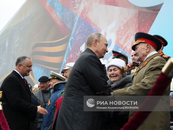 Президент РФ В.Путин и премьер-министр РФ Д.Медведев на военном параде в честь 72-й годовщины Победы в ВОВ