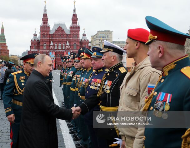 9 мая 2017. Президент РФ - Верховный главнокомандующий вооружёнными силами РФ Владимир Путин и министр оборны РФ Сергей Шойгу (слева) после окончания военного парада в ознаменование 72-й годовщины Победы в Великой Отечественной войне 1941–1945 годов на Красной площади в Москве. Место: Россия, Москва. Автор: Михаил Климентьев/РИА Новости. Президент РФ В.Путин и премьер-министр РФ Д.Медведев на военном параде в честь 72-й годовщины Победы в ВОВ