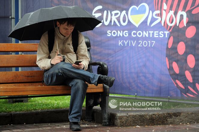 Мужчина под зонтом в финальный день Евровидения-2017 в Киеве. Место: Украина, Киев. Автор: Виталий Залесский/РИА Новости. Киев в финальный день Евровидения-2017