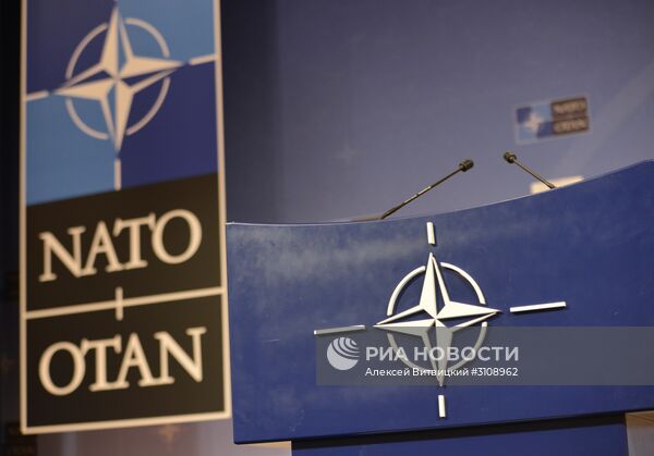 Трибуна в зале для пресс-конференций штаб-квартиры НАТО