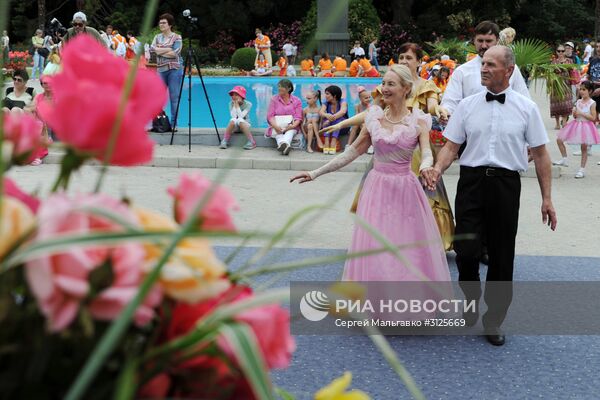 Открытие выставок "Розовый вальс" и "Динозавры в Крыму" в Никитском ботаническом саду