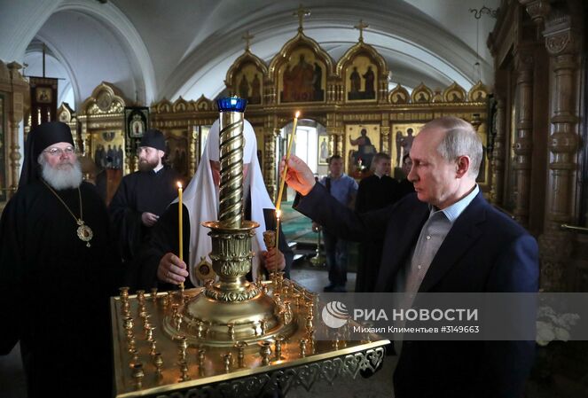11 июля 2017. Президент РФ Владимир Путин и патриарх Московский и всея Руси Кирилл в Спасо-Преображенском соборе Валаамского монастыря в День памяти основателей Валаамского монастыря преподобных Сергия и Германа. Место: Россия, Республика Карелия, Валаам. Автор: Михаил Климентьев/РИА Новости. Рабочая поездка президента РФ В. Путина в Республику Карелия (Валаам)