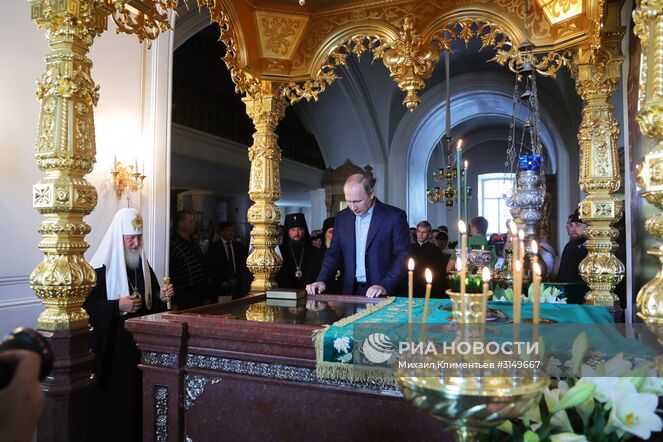 11 июля 2017. Президент РФ Владимир Путин и патриарх Московский и всея Руси Кирилл (слева) в Спасо-Преображенском соборе Валаамского монастыря в День памяти основателей Валаамского монастыря преподобных Сергия и Германа. Место: Россия, Республика Карелия, Валаам. Автор: Михаил Климентьев/РИА Новости. Рабочая поездка президента РФ В. Путина в Республику Карелия (Валаам)