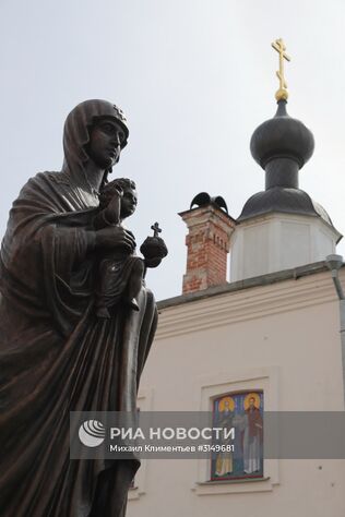 11 июля 2017. Бронзовая скульптура Валаамской иконе Божией матери в Спасо-Преображенском Валаамском ставропигиальном монастыре в День памяти валаамских чудотворцев преподобных Сергия и Германа. Место: Россия, Республика Карелия, Валаам. Автор: Михаил Климентьев/РИА Новости. Рабочая поездка президента РФ В. Путина в Республику Карелия (Валаам)