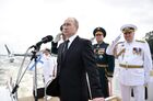 30 июля 2017. Президент РФ, верховный главнокомандующий Владимир Путин на катере совершает обход кораблей, выстроившихся перед началом Главного военно-морского парада по случаю Дня Военно-морского флота РФ, на рейде Невы в Санкт-Петербурге. Справа налево - главком ВМФ РФ адмирал Владимир Королев и командующий Западным военным округом генерал-полковник Андрей Картаполов. Место: Россия, Санкт-Петербург. Автор: Алексей Никольский/РИА Новости. Президент РФ В. Путин принимает участие в торжествах по случаю Дня ВМФ РФ