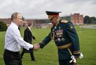 30 июля 2017. Президент РФ, верховный главнокомандующий Владимир Путин и министр обороны РФ генерал армии Сергей Шойгу (справа) у Адмиралтейской набережной перед началом Главного военно-морского парада по случаю Дня Военно-морского флота РФ в Санкт-Петербурге. Место: Россия, Санкт-Петербург. Автор: Алексей Никольский/РИА Новости. Президент РФ В. Путин принимает участие в торжествах по случаю Дня ВМФ РФ