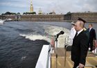 30 июля 2017. Президент РФ, верховный главнокомандующий Владимир Путин на катере совершает обход кораблей, выстроившихся перед началом Главного военно-морского парада по случаю Дня Военно-морского флота РФ, на рейде Невы в Санкт-Петербурге. Место: Россия, Санкт-Петербург. Автор: Алексей Никольский/РИА Новости. Президент РФ В. Путин принимает участие в торжествах по случаю Дня ВМФ РФ