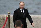 30 июля 2017. Президент РФ, верховный главнокомандующий Владимир Путин на Адмиралтейской набережной Санкт-Петербурга после окончания Главного военно-морского парада по случаю Дня Военно-морского флота РФ. Место: Россия, Санкт-Петербург. Автор: Алексей Даничев/РИА Новости. Президент РФ В. Путин принимает участие в торжествах по случаю Дня ВМФ РФ