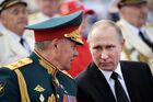 30 июля 2017. Президент РФ, верховный главнокомандующий Владимир Путин и министр обороны РФ Сергей Шойгу (слева) на Адмиралтейской набережной во время военно-морского парада по случаю Дня Военно-морского флота РФ в Санкт-Петербурге. Место: Россия, Санкт-Петербург. Автор: Алексей Никольский/РИА Новости. Президент РФ В. Путин принимает участие в торжествах по случаю Дня ВМФ РФ