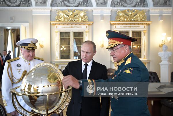 Президент РФ В. Путин принимает участие в торжествах по случаю Дня ВМФ РФ