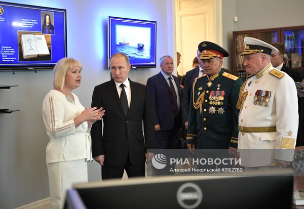 Президент РФ В. Путин принимает участие в торжествах по случаю Дня ВМФ РФ