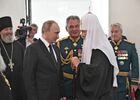 30 июля 2017. Президент РФ Владимир Путин во время посещения в День Военно-морского флота ставропигиального Никольского Морского собора в Кронштадте. Справа на первом плане - патриарх Московский и Всея Руси Кирилл. В центре - министр обороны РФ Сергей Шойгу. Справа на втором плане - заместитель министра обороны РФ Николай Панков. Слева на втором плане - настоятель храма, архимандрит Алексий. Место: Россия, Санкт-Петербург. Автор: Алексей Никольский/РИА Новости. Президент РФ В. Путин принимает участие в торжествах по случаю Дня ВМФ РФ