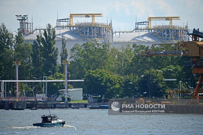 Регазификационный терминал (СПГ), расположенный в польском городе Свиноуйсьце. Предназначен для приёма сжиженного природного газа (СПГ) с танкеров-газовозов, его последующей регазификации и передачи в газораспределительные сети. Принадлежит "Polskie LNG S.A.", которая является дочерней компанией Gaz-System. Место: Польша. Автор: Алексей Витвицкий/РИА Новости. Газовый терминал в Свиноуйсьце